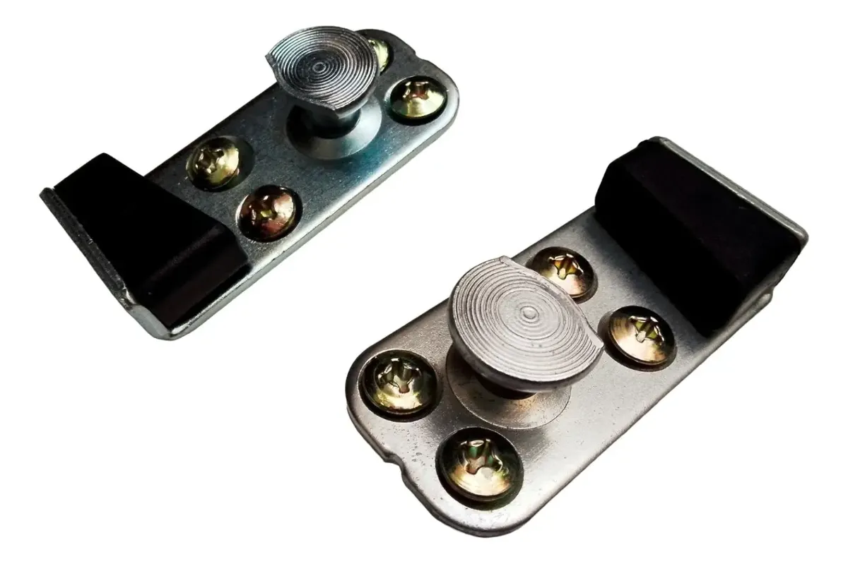 PAR DE CONTRA CHAPA CON TORNILLOS PARA PUERTA DE VW SEDAN VOCHO - Image 2