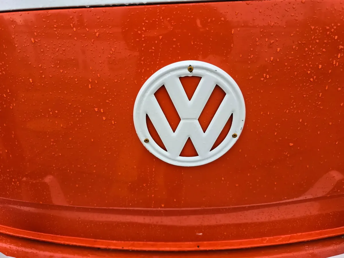EMBLEMA DE PLÁSTICO BLANCO PARA FRENTE DE COMBI - Image 6