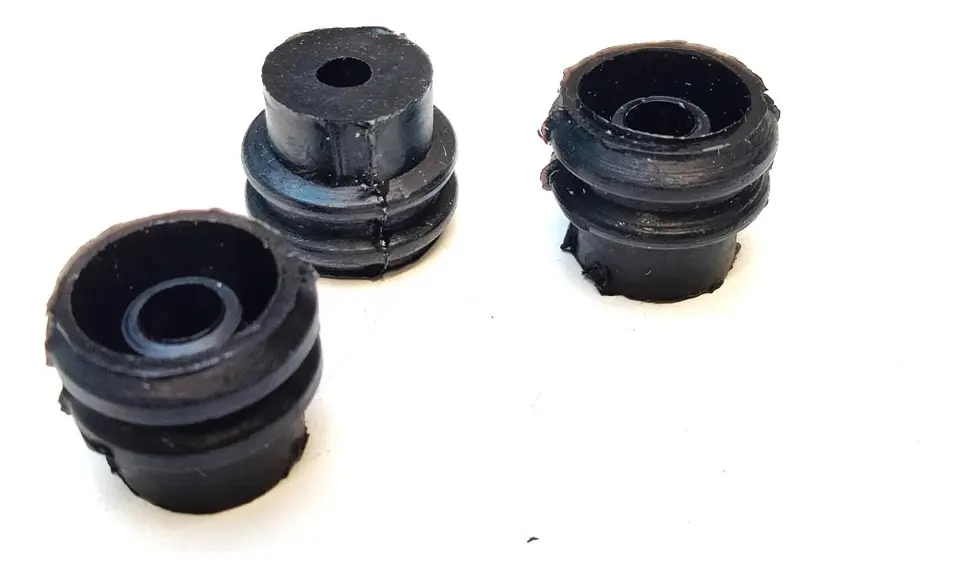 GRAPA PLÁSTICA PARA TAPA VOLANTE DE VW SEDAN VOCHO