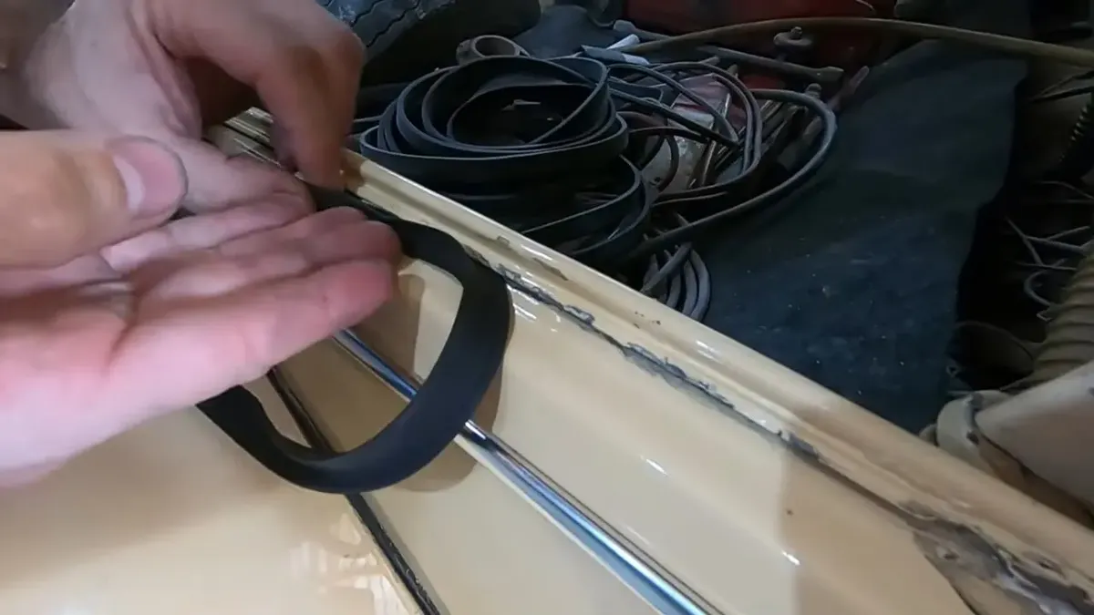 HULE EMPAQUE PARA COFRE-CARROCERIA CON CEJA PARA VW SEDAN VOCHO - Image 3